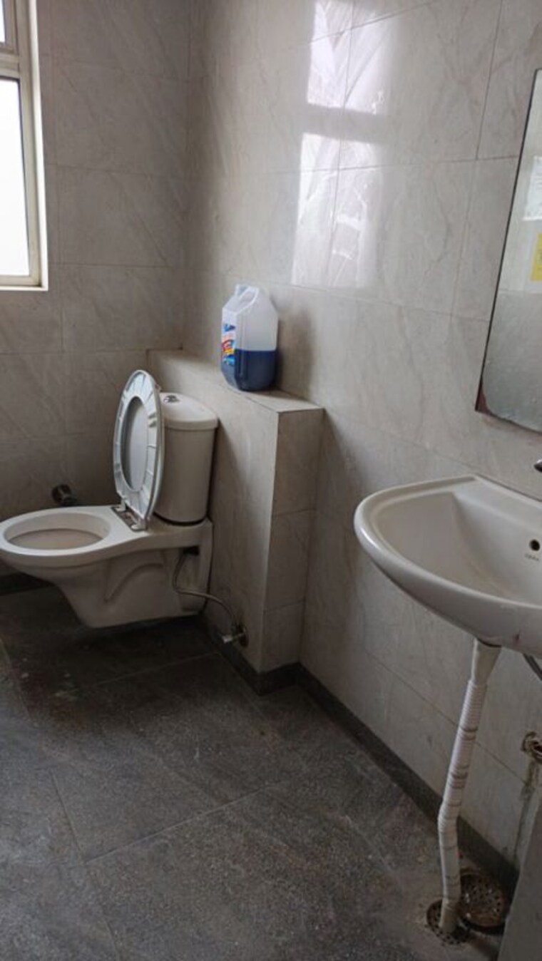 Bathroom, sector 16 Commercial Office Space 3000 Sq.Ft. In Sector 16 Noida 10022578