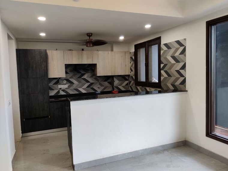 Room, sector 85 4 Bedroom 250 Sq.Yd. Builder Floor In Sector 85 Faridabad 10022385