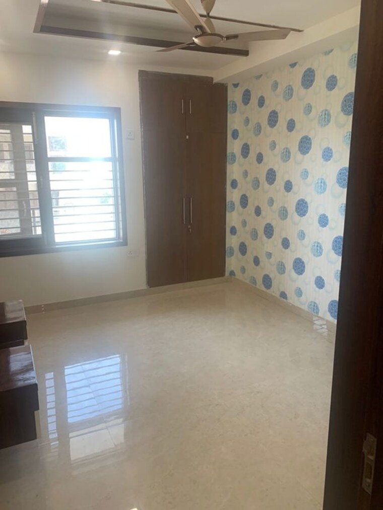 Room, parklands 4 Bedroom 250 Sq.Yd. Builder Floor In Sector 85 Faridabad 10022172