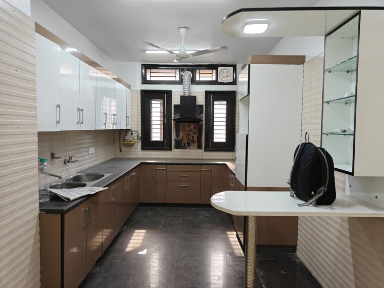 Kitchen, model town 3 4 Bedroom 361 Sq.Yd. Builder Floor In Model Town 3 Delhi 10022917
