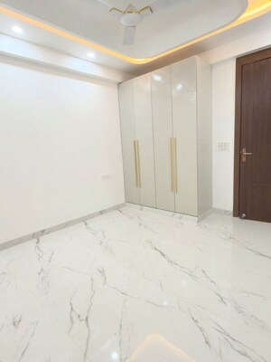 Room in 3.5 BHK Apartment at Sector 5 – for Rent