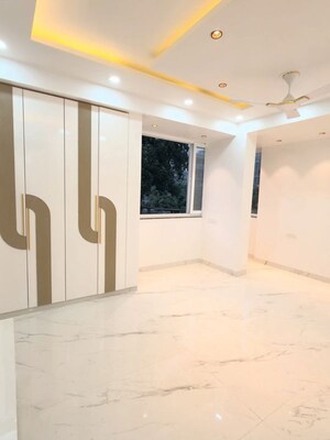 Room in 3.5 BHK Apartment at Sector 5 – for Rent