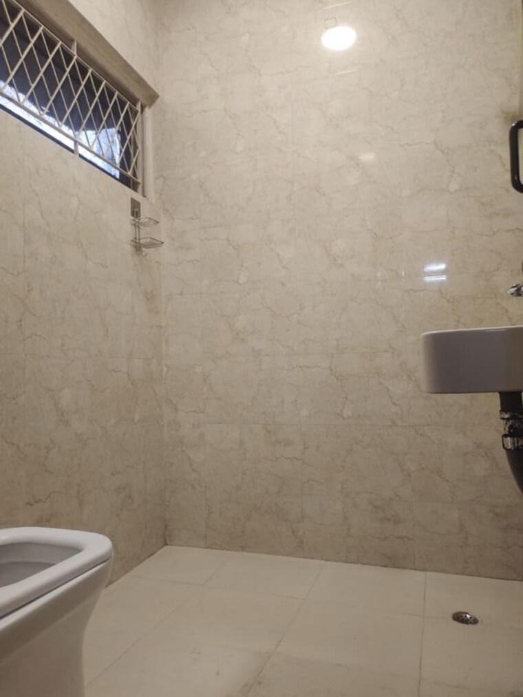 Bathroom, east of kailash 2 Bedroom 1500 Sq.Ft. Builder Floor In East Of Kailash Delhi 10023157