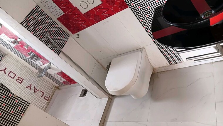 Bathroom, lyndewode-house 3 Bedroom 4500 Sq.Ft. Apartment In Cumbala Hill Mumbai 10023489