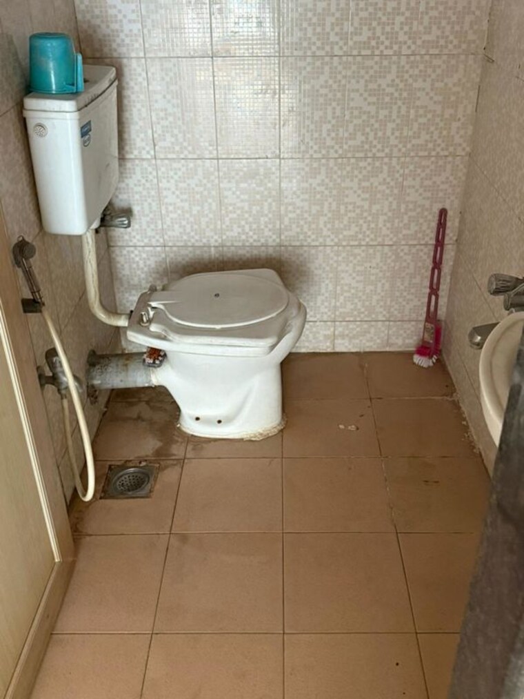 Bathroom, dadar west 1.5 Bedroom 675 Sq.Ft. Villa In Dadar West Mumbai 10024019