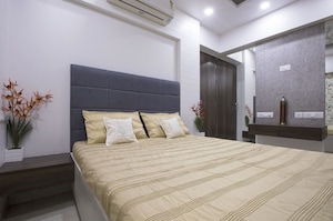 Bedroom in 3 BHK Apartment at Santacruz West – for Rent