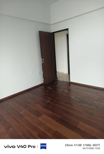 Room in 2 BHK Apartment at Piramal Mahalaxmi, Mahalaxmi – for Rent