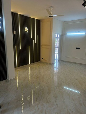 Room in 3 BHK Builder Floor at Sushant Lok 2, Sector 57 – for Rent