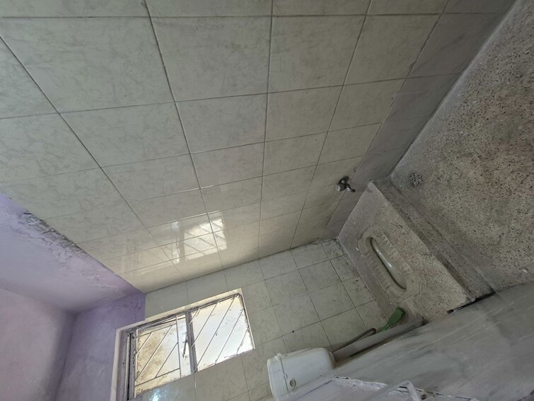 Bathroom, mayur vihar 2.5 Bedroom 850 Sq.Ft. Builder Floor In Mayur Vihar Delhi 10024562