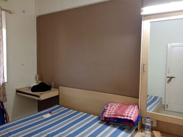 Furnished Amenities in 2 BHK Apartment at Nivedita Sanyogita CHS, Vile Parle East – for Rent