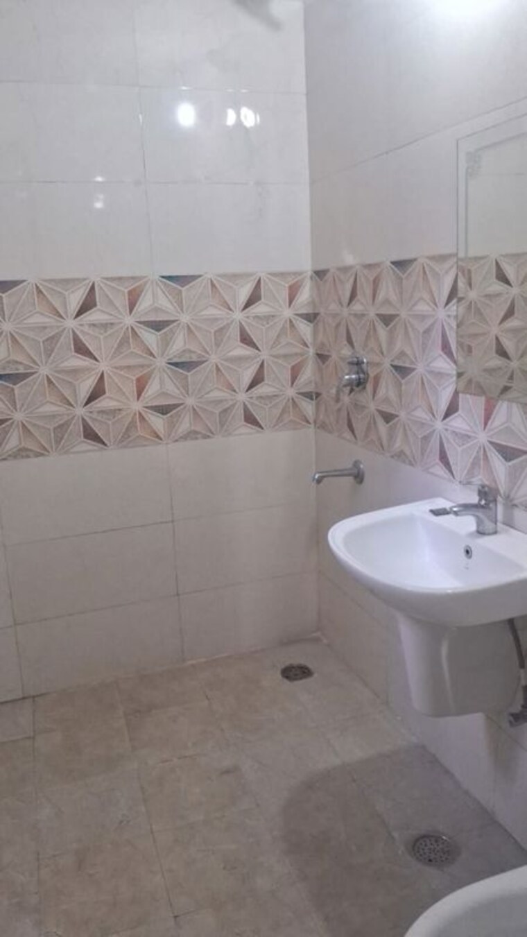 Bathroom, shiva-motia-huys 3 Bedroom 1640 Sq.Ft. Apartment In Pir Machalla Zirakpur 10024678