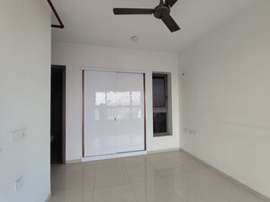 Room in 2 BHK Apartment at Kalpataru Paramount, Kapur Bawdi – for Sale