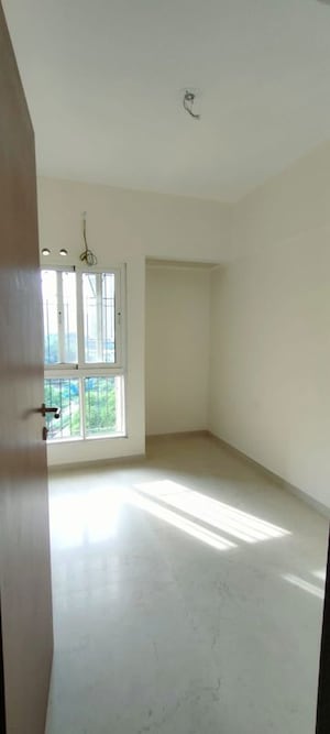 Room in 2 BHK Apartment at Kalpataru Immensa, Kolshet Road – for Rent