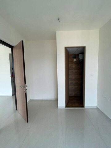 Room in 2 BHK Apartment at Lodha Amara, Kolshet Road – for Rent