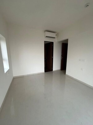 Room in 2 BHK Apartment at Lodha Amara, Kolshet Road – for Rent