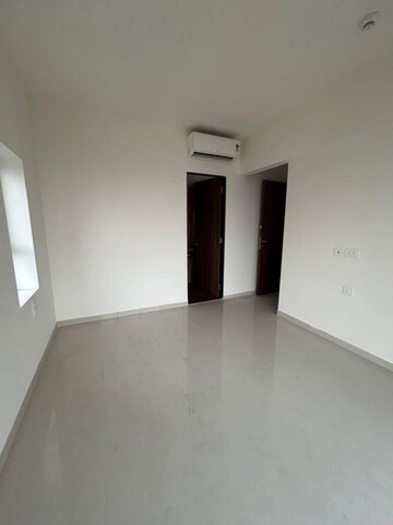 Room in 2 BHK Apartment at Lodha Amara, Kolshet Road – for Rent