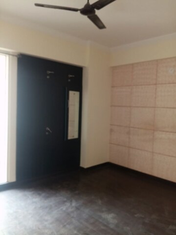 Room in 3 BHK Apartment at Exotica Dreamville, Sector 16c Greater Noida – for Rent