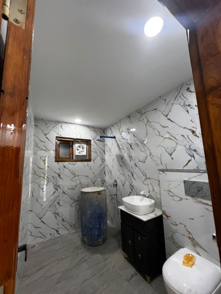 Attached Bathroom, sector 11 3 Bedroom 250 Sq.Yd. Builder Floor In Sector 11 Faridabad 10025755
