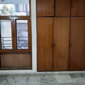 Room in 3 BHK Builder Floor at Defence Colony – for Rent