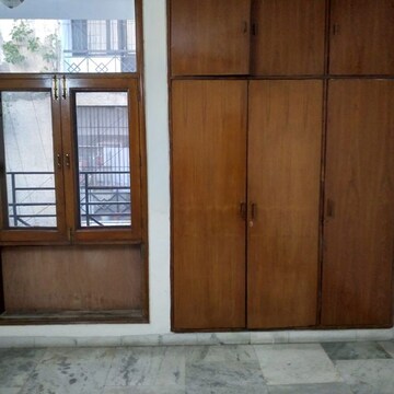 Room in 3 BHK Builder Floor at Defence Colony – for Rent