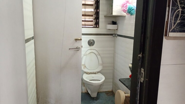 Bathroom, western express highway 1 Bedroom 450 Sq.Ft. Apartment In Western Express Highway Mumbai 10025721