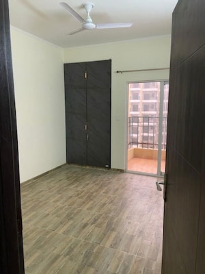 Room in 3 BHK Apartment at Amrapali Terrace Homes, Tech Zone 4 Greater Noida – for Sale