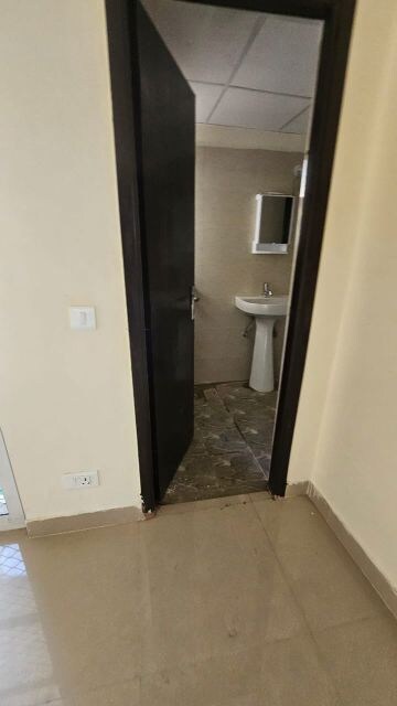 Room in 2 BHK Apartment at Amrapali Golf Homes, Sector 4 Greater Noida – for Sale