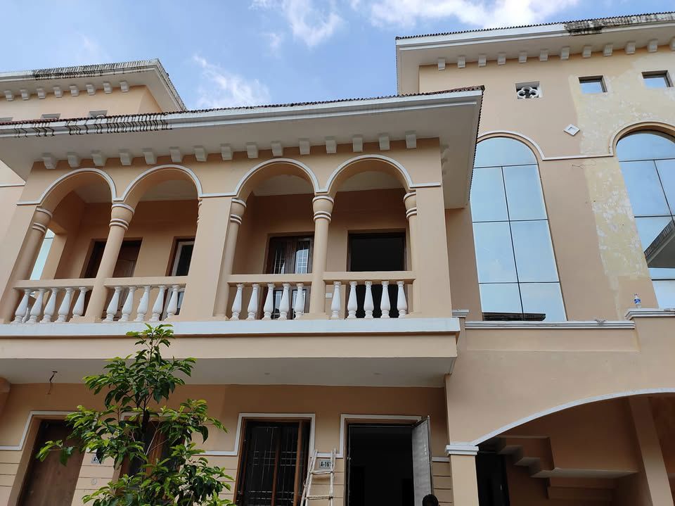 3.5 BHK + Pooja Room,Servant Room Villa For Sale in Amrapali Leisure Valley