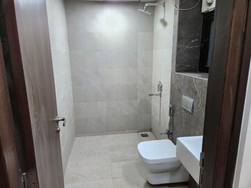 Bathroom in 3 BHK Apartment at Celestia Spaces, Parel – for Rent