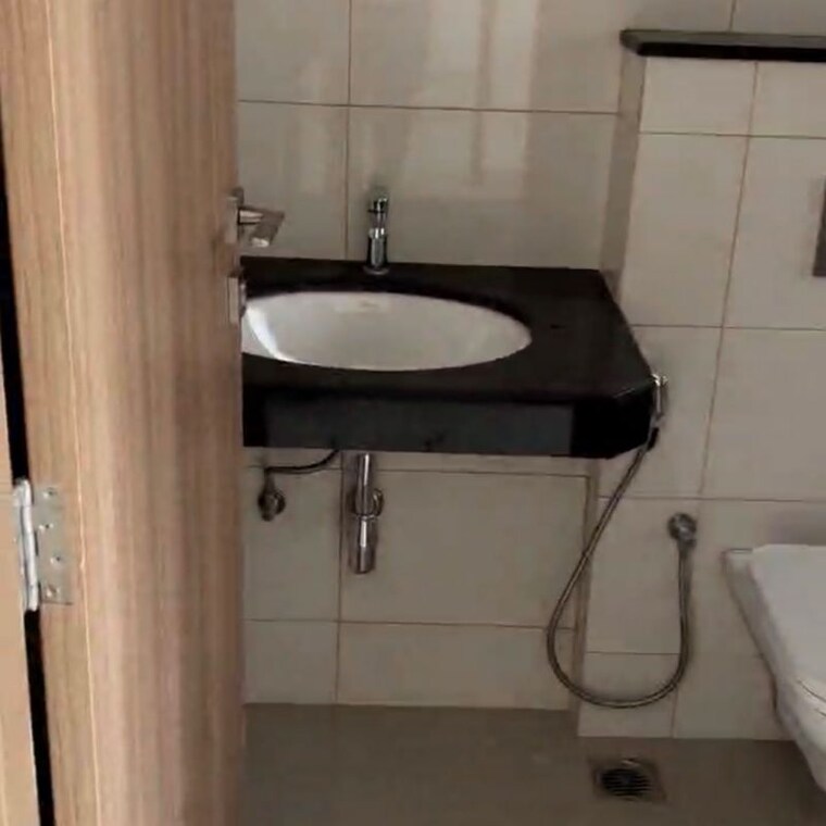 Bathroom, powai 3 Bedroom 997 Sq.Ft. Apartment In Powai Mumbai 10026192