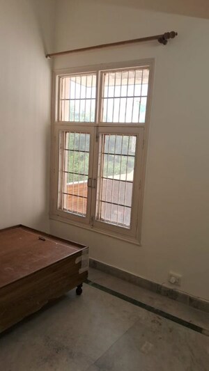 Room in 3 BHK Apartment at Unitech Uniworld Gardens, Sector 47 – for Rent