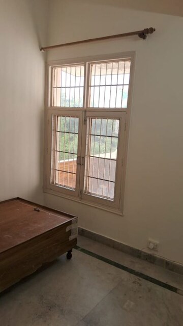 Room in 3 BHK Apartment at Unitech Uniworld Gardens, Sector 47 – for Rent