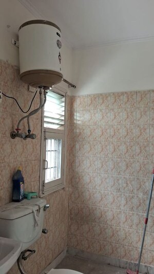 Room in 3 BHK Apartment at Unitech Uniworld Gardens, Sector 47 – for Rent