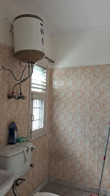 Room in 3 BHK Apartment at Unitech Uniworld Gardens, Sector 47 – for Rent