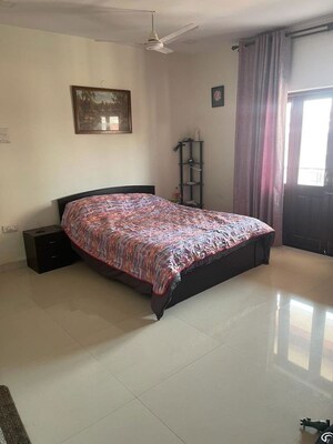Bedroom in 5 BHK Apartment at Dona Paula – for Rent