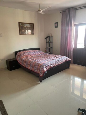 Bedroom in 5 BHK Apartment at Dona Paula – for Rent