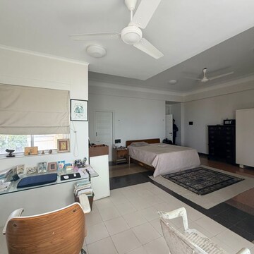 Team Area in 5 BHK Apartment at Marine Drive – for Sale