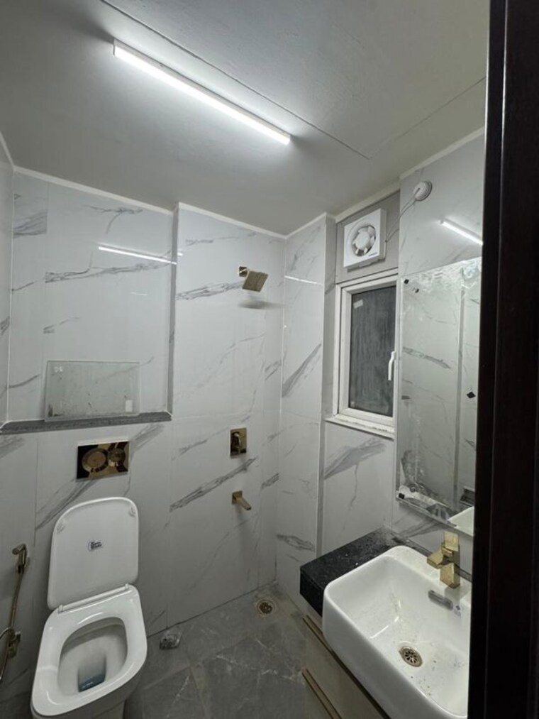 Bathroom, smart-world-orchard 3 Bedroom 1630 Sq.Ft. Apartment In Sector 61 Gurgaon 10026314