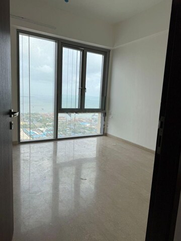 Room in 2 BHK Apartment at Piramal Aranya, Byculla – for Rent