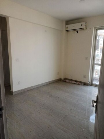 Room in 3.5 BHK Apartment at BPTP Park Serene, Sector 37d – for Sale