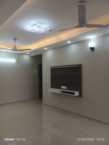 Room in 2 BHK Apartment at Signature Global Prime, Sector 63a – for Rent