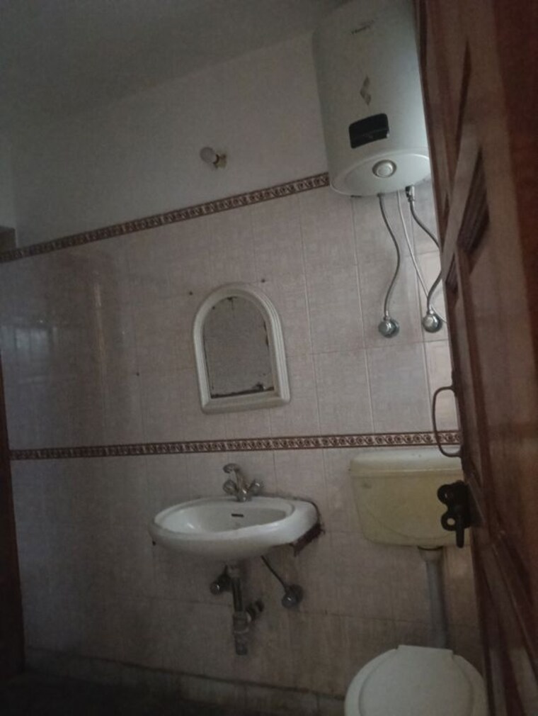 Bathroom, jubilee-apartments 3 Bedroom 1800 Sq.Ft. Builder Floor In Sector 15 Gurgaon 10026561
