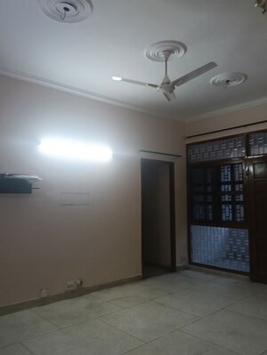 Room in 3 BHK Builder Floor at Jubilee Apartments, Sector 15 – for Rent