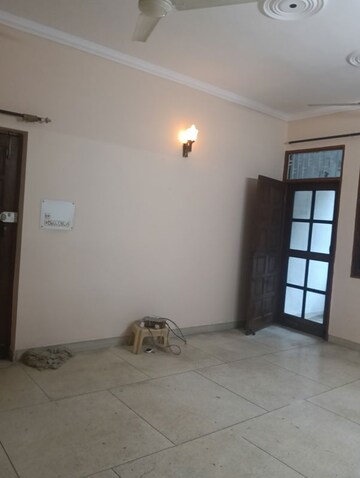 Room in 3 BHK Builder Floor at Jubilee Apartments, Sector 15 – for Rent