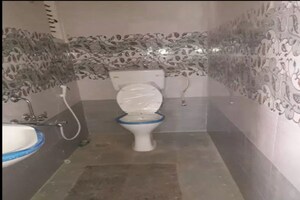 Bathroom in 1.5 BHK Builder Floor at Raj Mansion Marathahalli, Marathahalli – for Rent