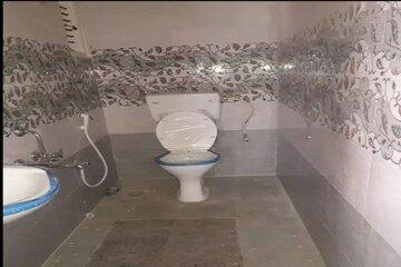 Bathroom in 1.5 BHK Builder Floor at Raj Mansion Marathahalli, Marathahalli – for Rent