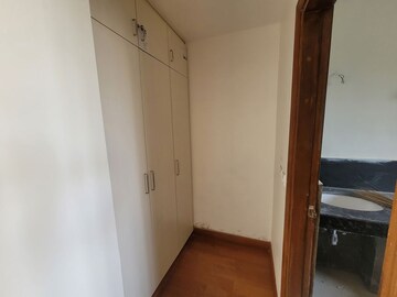 Room in 3 BHK Apartment at Arun Vihar, Sector 29 – for Rent