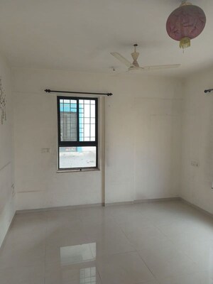 Room in 2 BHK Apartment at Mantri Kinara, Bopodi – for Rent