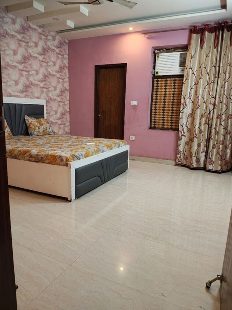 Bedroom, green fields colony 4 Bedroom 278 Sq.Yd. Builder Floor In Green Fields Colony Faridabad 10027234