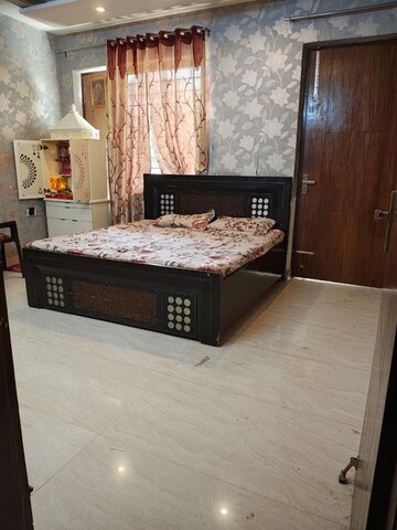 Room in 4 BHK Builder Floor at Green Fields Colony – for Sale